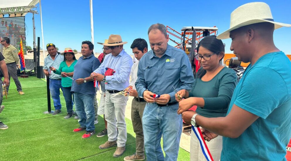 Tractores y diversos equipamientos agrícolas reciben las y los agricultores de Bajo Soga