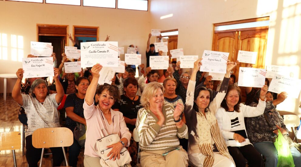 Más de 60 vecinas y vecinos de San Pedro de Atacama participaron en talleres de textiles y reutilización de botellas de vidrio