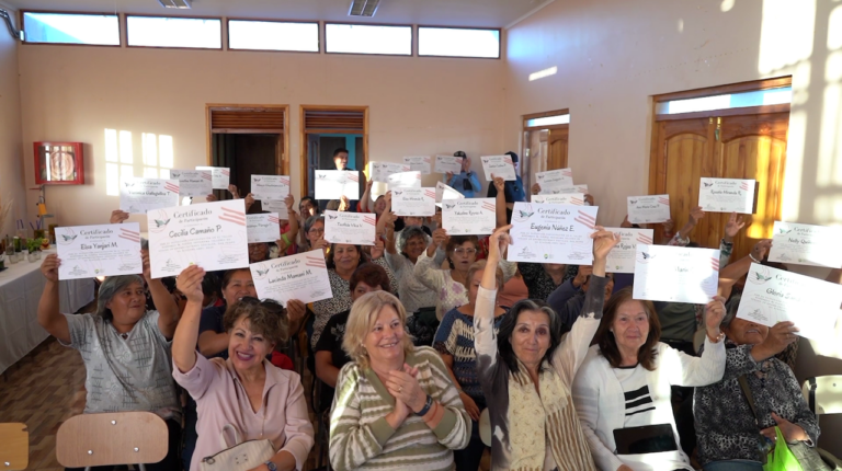 (Español) ¡Talleres de bordado y reciclaje en el Salar de Atacama!